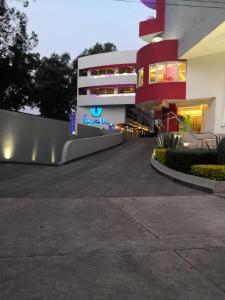 墨西哥城阿玛拉酒店的一座在晚上有灯光的建筑
