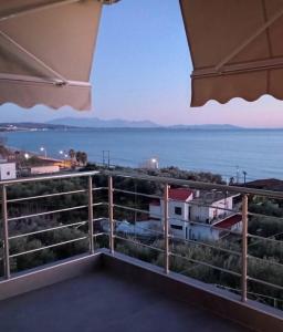 卡斯特罗西基亚Spiros Rooms的阳台享有海景。