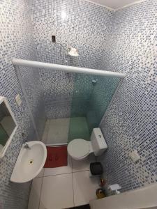 伊塔博拉伊Hospedagem Suites Itaboraí的一间带卫生间和水槽的小浴室