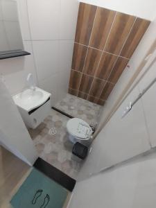伊塔博拉伊Hospedagem Suites Itaboraí的带淋浴和卫生间的小浴室