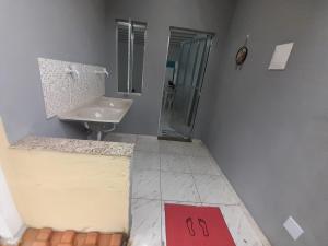 伊塔博拉伊Hospedagem Suites Itaboraí的一间带水槽和玻璃淋浴的浴室