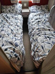 LincolnshireSwift Moselle的一张小房间中的一张未铺床