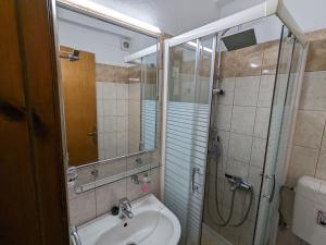 卡拉内拉Pagaseon Rooms and Apartments的带淋浴、盥洗盆和卫生间的浴室