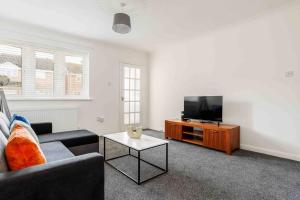 伯恩茅斯2 bedroom House-Driveway - Bournemouth Hospital - Long Stay Discounts - Lima Apartments Ltd的带沙发和平面电视的客厅