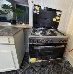 亚历山大Prime location family beach villa - 16 pax的厨房旁的炉灶烤箱