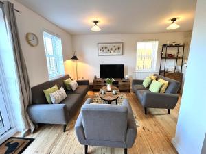 赛伦塞斯特Cosy Cotswold Home - Jacobs Cottage的客厅配有两张沙发和一台电视机