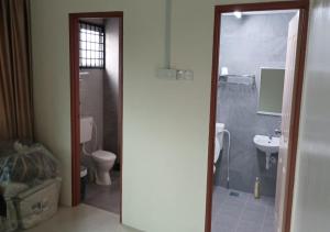 安顺Happy homestay的一间带卫生间和水槽的浴室