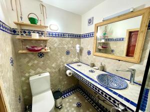非斯Riad Noor Medina的一间带水槽和卫生间的浴室