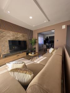 Kaštel SućuracVilla Ana的客厅配有大沙发和平面电视
