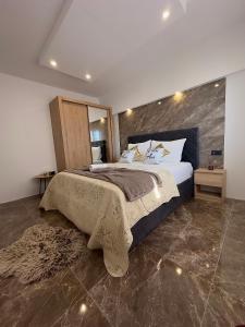 Kaštel SućuracVilla Ana的一间卧室设有一张大床和一个大镜子