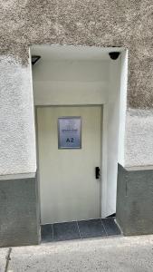 维也纳SpaceOne Vienna A2 - Shared Apartment的建筑物上带有标志的门