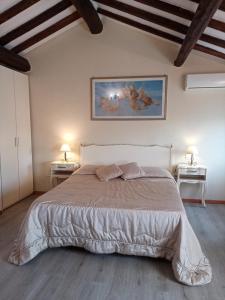 曼托瓦奇塔代拉B＆B别墅酒店的一间卧室配有一张大床和两张桌子