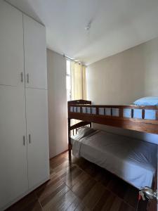 塔拉波托Confortable Departamento Nuevo的一间卧室设有两张双层床和一扇窗户。
