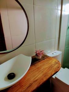 费尔南多 - 迪诺罗尼亚Casa Beco do Céu的一间带水槽、镜子和卫生间的浴室