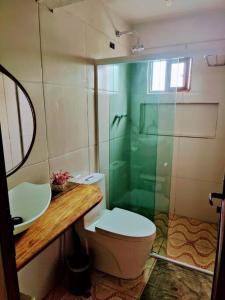 费尔南多 - 迪诺罗尼亚Casa Beco do Céu的浴室配有卫生间、盥洗盆和淋浴。