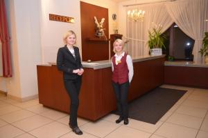 泰雷斯波尔博得巴尼酒店的两名妇女站在柜台旁边