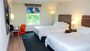 库利亚坎库利亚坎智选假日酒店的酒店客房设有两张床和窗户。