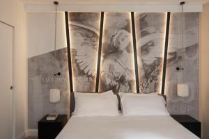 罗马BDB Rooms Navona的卧室内的一张带两个白色枕头的床