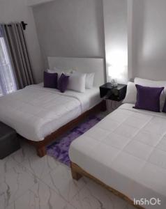安东尼奥港MisBHaven Resort and Spa的两张睡床彼此相邻,位于一个房间里