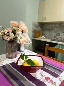 克鲁亚Kroi'Pistolve的一张桌子,上面放着一碗柠檬和花瓶