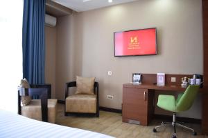 内罗毕Swiss-Belinn Nairobi的酒店客房配有书桌和椅子