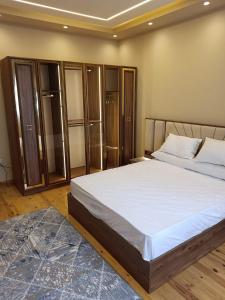 开罗شقة ألترا لوكس بالمهندسين的一间卧室配有一张带白色床单的大床