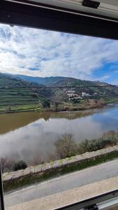 比索达雷加The River House的从火车窗户可欣赏到湖景