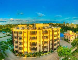 蒙巴萨Roma Stays - Elegant Apartment at Sunset Paradise with Swimming Pool & Restaurant的黄色建筑的顶部景色