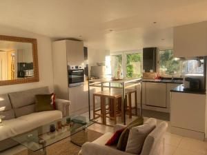 丰特奈苏布瓦appartement d'artiste的厨房以及带沙发和桌子的客厅。