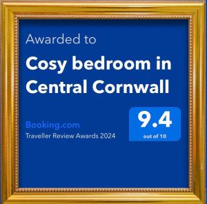 康斯坦丁Cosy bedroom in Central Cornwall的中央盟约中舒适的卧室的画框,上面有读取的标志