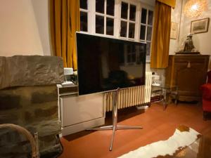 RotselaarLes Barolins的客厅设有大屏幕平面电视。