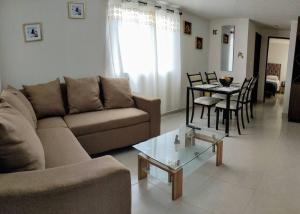 莫雷利亚Dpto en Altozano 34的客厅配有沙发和桌子
