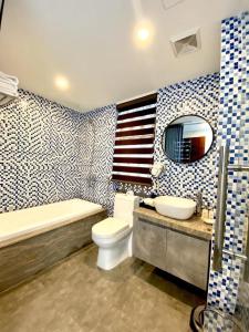 宁平Tam Coc Condelux Boutique Hotel & Travel的浴室的墙壁上涂有美国国旗
