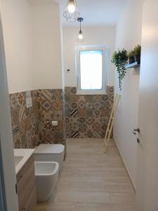 马尔扎梅米Villa Colapesce的一间带卫生间和窗户的浴室