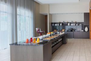 达尼亚滩AC Hotel by Marriott Fort Lauderdale Airport的厨房配有带食物的柜台