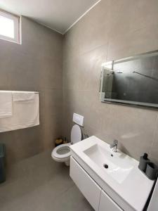 普拉亚Apartamento sublime c/vista top.的白色的浴室设有卫生间和水槽。