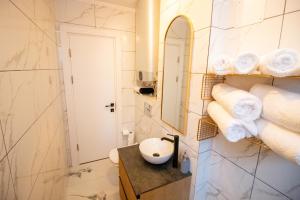 托普利察MAT Apart的浴室配有盥洗盆、镜子和毛巾