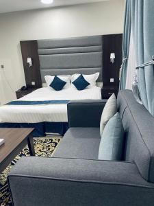 麦地那شقق عنوان المدينة للوحدات السكنية的酒店客房,配有床和沙发