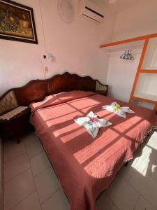 科苏梅尔Hotel Bello Caribe的一间卧室配有一张床,上面有两条毛巾