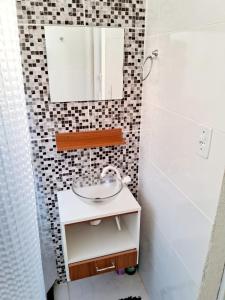 萨夸雷马Mini Casa Aconchegante的一间带水槽和镜子的浴室