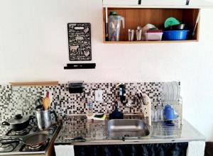 萨夸雷马Mini Casa Aconchegante的厨房配有水槽和台面