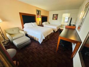 布卡拉顿博卡旅馆的酒店客房配有两张床和一张书桌