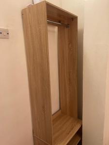 拉各斯Mph mini的一个带镜子的木制衣柜