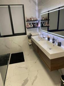 迈松阿尔福Maison 160m2 à 15 min de PARIS/accord arena bercy的一间带水槽和镜子的浴室