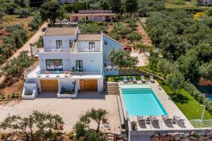 卡斯泰拉马莱Villa Maria con piscina e vista mare的享有带游泳池的房屋的空中景致