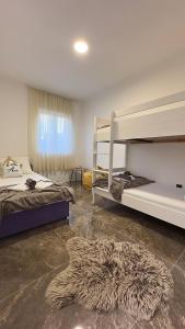 Kaštel SućuracVilla Ana的一间卧室设有两张双层床和地毯。