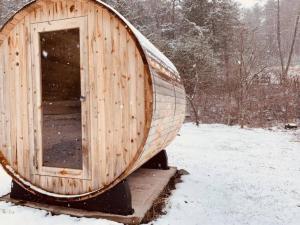 Mount TremperQuaint Cottage w Peloton & Sauna near skiing的坐在雪覆盖的田野上的木船