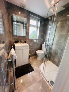 QuintonR5 - Private Studio self contained En-suite Room in Newly renovated house in Birmingham B62的带淋浴、盥洗盆和卫生间的浴室