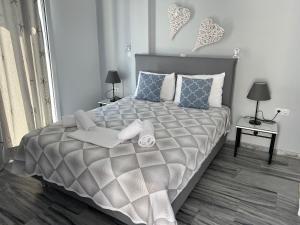 帕罗奇亚马瑞奥利公寓的一间卧室配有一张大床和毛巾
