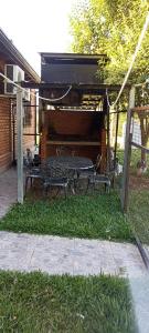 圣何塞EUCASOL的野餐桌和草地上的长凳